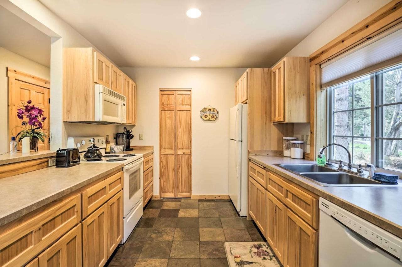 Chalet At Running Y Resort With Wraparound Deck! Klamath Falls Buitenkant foto